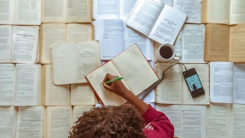 Estudiante entre libros y papeles